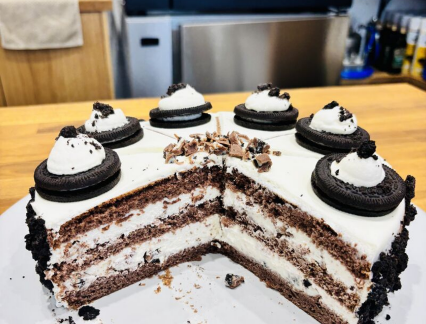 Oreo cake with a Vienna sponge base, cut to show the cream and chocolate layers